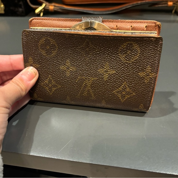 Louis Vuitton Kiss lock Wallet - Picture 2 of 7